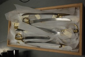 Premier récolement décennal : tiroir contenant des sabres briquet
